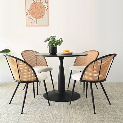 Mesa de comedor de madera de ratán sin brazos con sillas de vimiento personalizada