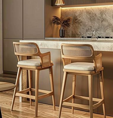 Taburete de bar tejido para interiores de muebles comerciales con patas de madera y respaldo de ratán