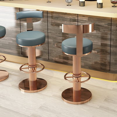 Taburete de bar de lujo al aire libre con asiento de terciopelo azul y marco de metal dorado